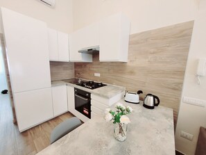 Refrigerador, horno, parrilla de estufa y cafetera y tetera 