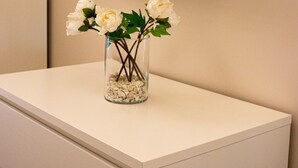 A white cabinet with a vase of white flowers on top. - Apartment 'Special House' with Wi-Fi and Air Conditioning (Salerno)