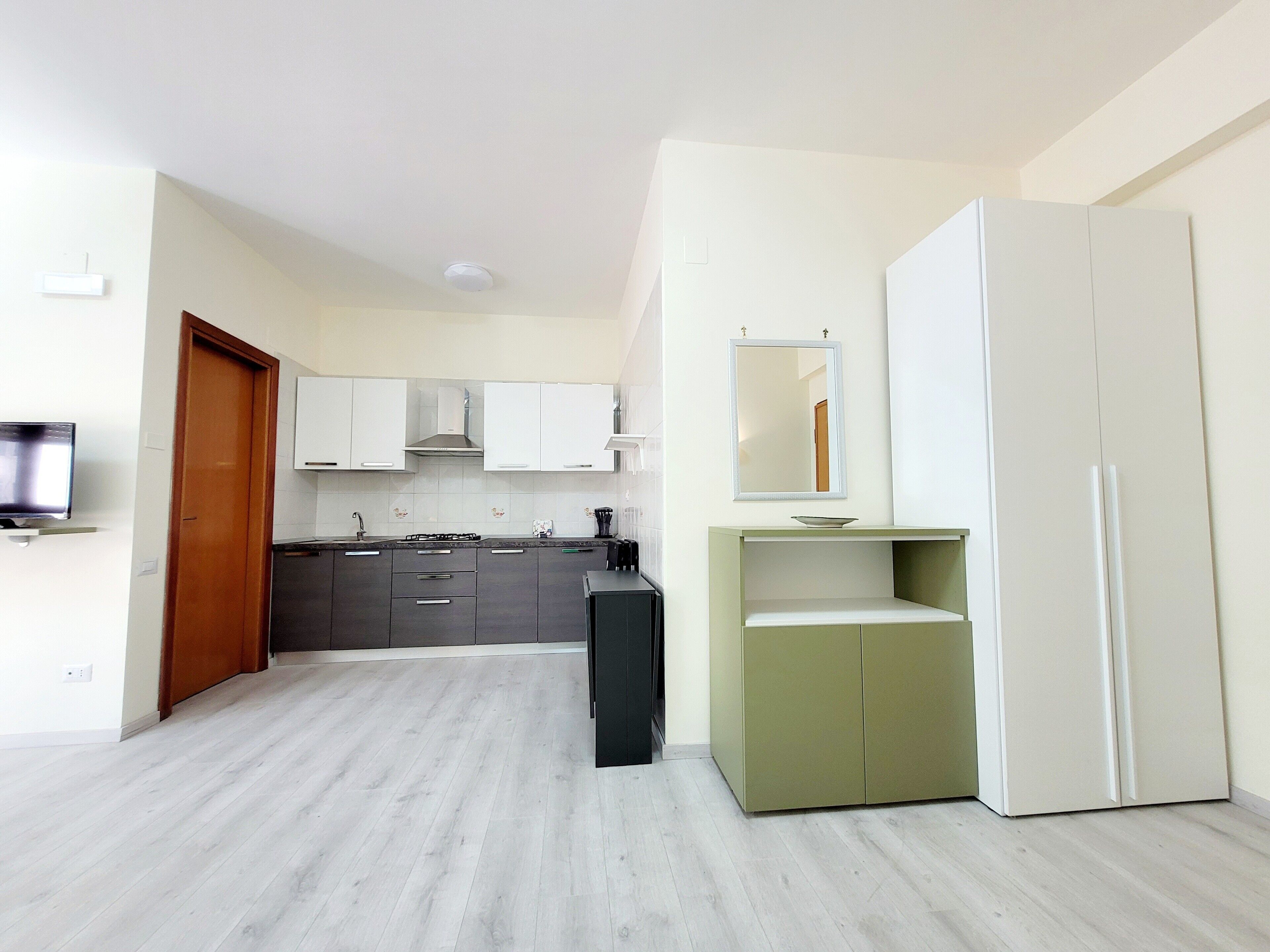 Frigorifero, forno, piano cottura, macchina per tè/caffè