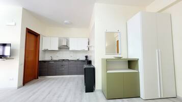 Frigorifero, forno, piano cottura, macchina per tè/caffè