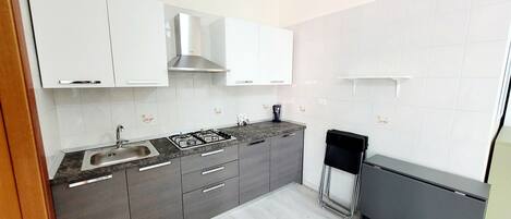 Réfrigérateur, four, plaque de cuisson, cafetière/bouilloire