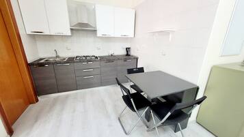 Fridge, oven, stovetop, coffee/tea maker