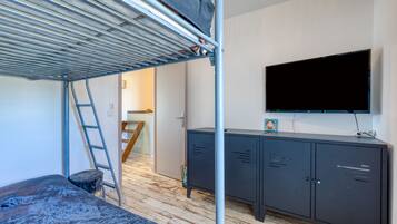 2 bedrooms, iron/ironing board, free WiFi, bed sheets