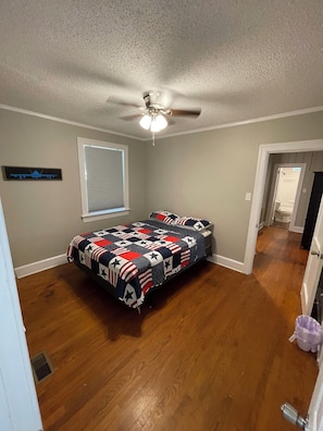 2 bedrooms, iron/ironing board, WiFi, bed sheets