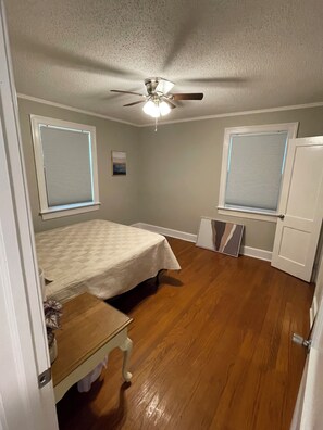 2 chambres, fer et planche à repasser, Wi-Fi, draps fournis