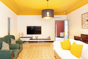 Televisio, takka, DVD-soitin, pöytätennispöytä