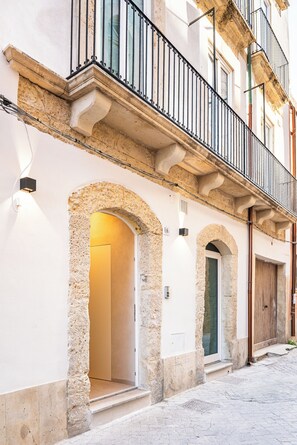 Exterior detail - Casa Santini | Seafront Ortigia Townhouse with Roof Terrace | 3 Bed 3 Bath (Siracusa)