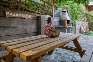 Outdoor dining - Country House 'El Pajariel II' with Mountain View and Barbecue with Recreational Area (Valdecañada)