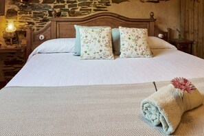 2 bedrooms, iron/ironing board, free WiFi, bed sheets - Country House 'El Pajariel II' with Mountain View and Barbecue with Recreational Area (Valdecañada)