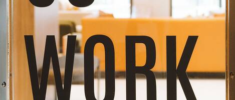 Un letrero con la inscripción 'CO WORKING' en letras grandes.