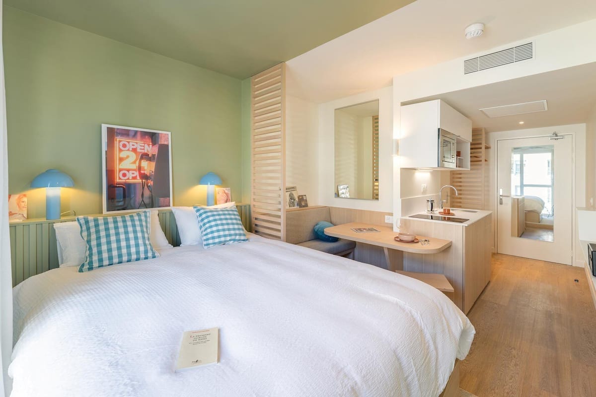 Ropa de cama de alta calidad y camas con pillow-top