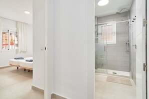 Shower, hair dryer, towels - Apartment 'With Seaview In Burriana' with Sea View, Wi-Fi and Air Conditioning (Nerja)
