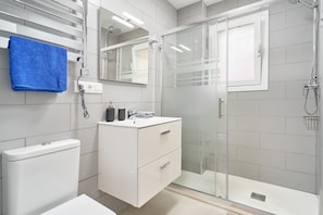 Shower, hair dryer, towels - Apartment 'With Seaview In Burriana' with Sea View, Wi-Fi and Air Conditioning (Nerja)