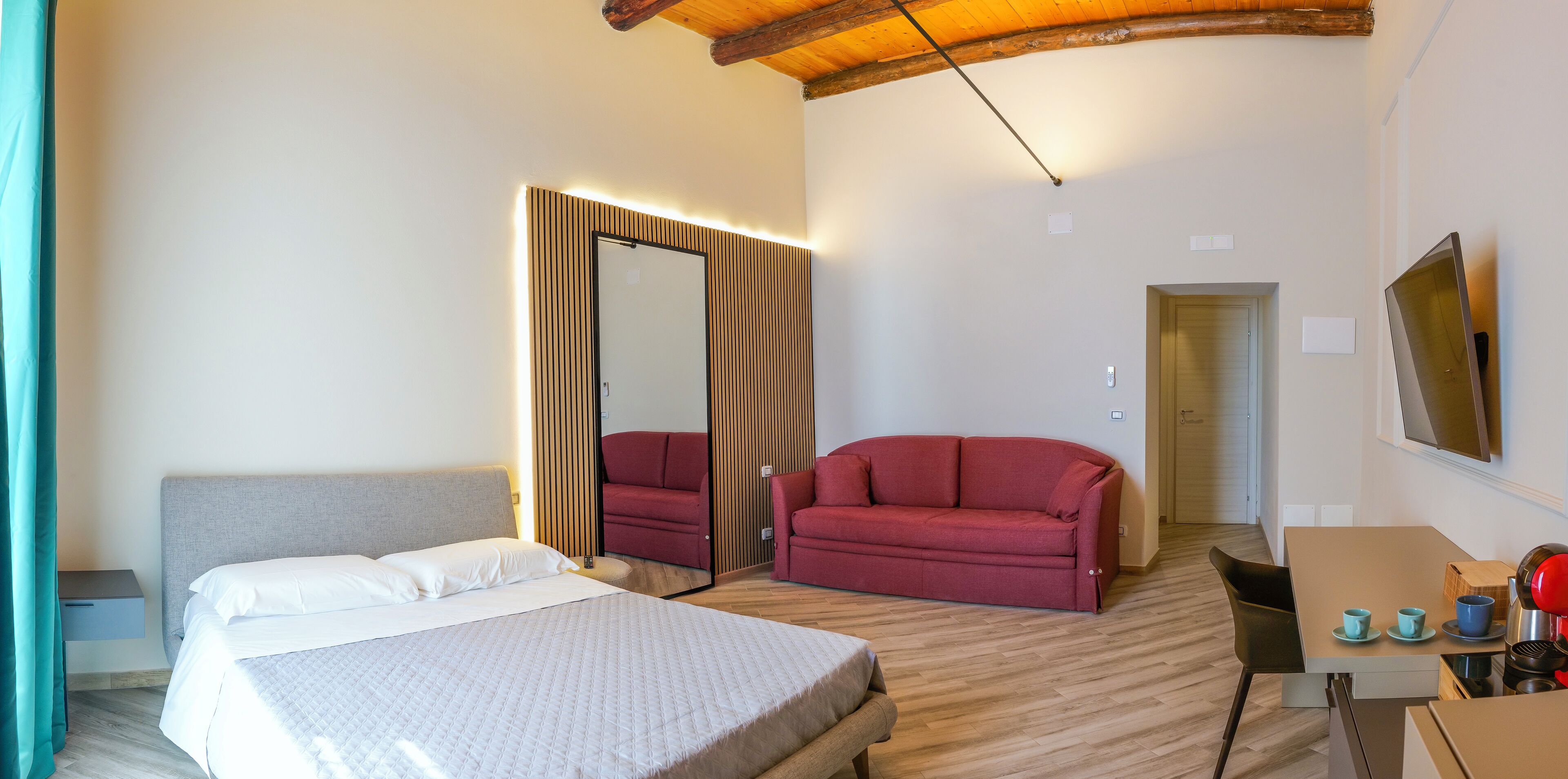 豪華四人房, 陽台, 城市景觀 | Select Comfort 床墊、免費迷你吧、客房內保險箱、獨特裝潢