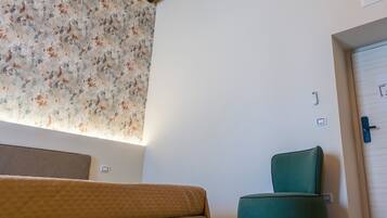 Habitación Deluxe doble, balcón, vistas a la ciudad | Colchones Select Comfort, minibar con artículos gratuitos, caja fuerte