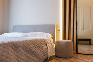 Select Comfort beds, free minibar, in-room safe, individually decorated - Rooftop Parthenopeo - Contemporary Rooms (Naples)