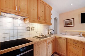 Kjøleskap, mikrobølgeovn, kokeplater og oppvaskmaskin