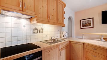 Frigorifero, microonde, piano cottura, lavastoviglie