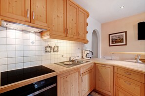 Frigorifero, microonde, piano cottura, lavastoviglie