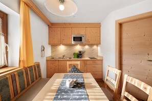 Dining - Studio Apartment 'Apartment Ramei' with Mountain View, Shared Garden and Wi-Fi (La Valle)
