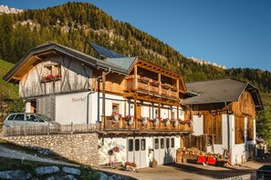 Exterior - Studio Apartment 'Apartment Ramei' with Mountain View, Shared Garden and Wi-Fi (La Valle)