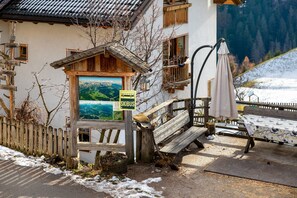 Outdoor dining - Studio Apartment 'Apartment Ramei' with Mountain View, Shared Garden and Wi-Fi (La Valle)