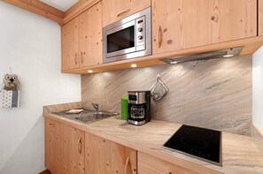 Réfrigérateur, micro-ondes, plaque de cuisson, lave-vaisselle