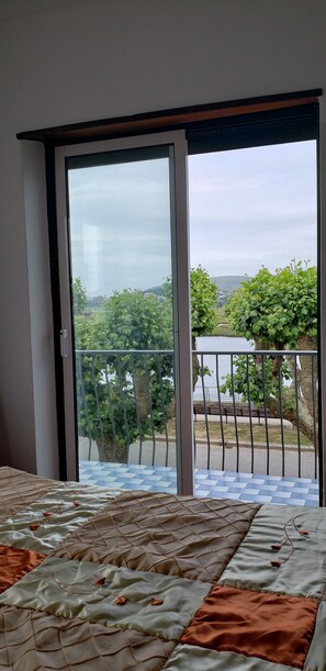 1 dormitori, planxa i posts de planxar, wifi i roba de llit