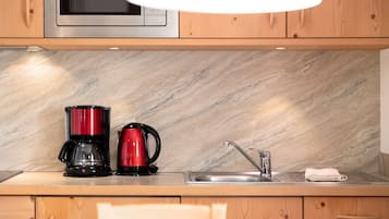 Réfrigérateur, micro-ondes, plaque de cuisson, lave-vaisselle