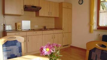 Frigorifero, forno, piano cottura, macchina per tè/caffè