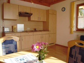 Fridge, oven, stovetop, coffee/tea maker