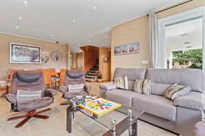 TV - Country House 'Casa La Manzana' with Mountain View, Private Terrace and Wi-Fi (Villaviciosa)