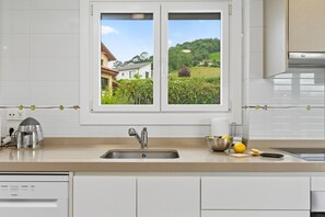 Fridge, microwave, oven, stovetop - Country House 'Casa La Manzana' with Mountain View, Private Terrace and Wi-Fi (Villaviciosa)