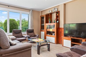 TV - Country House 'Casa La Manzana' with Mountain View, Private Terrace and Wi-Fi (Villaviciosa)