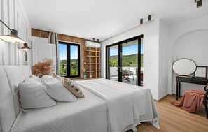 4 bedrooms, in-room safe, travel crib, free WiFi - 4 bedroom gorgeous home in Bilice (Bilice)