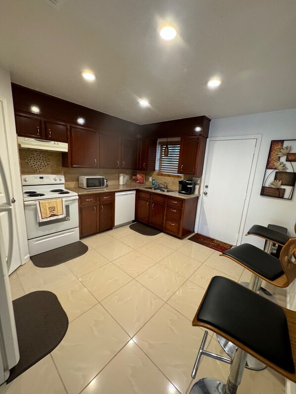 Microwave, oven, stovetop, dishwasher - Private Duplex #4 -Centrally Located - New Listing (Houston)