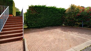 A brick pathway leading to a staircase with a metal railing. - Villa 'Pairola' with Sea View, Private Garden and Air Conditioning (San Bartolomeo al Mare)