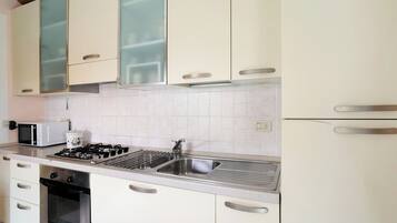 Kühlschrank, Ofen, Herdplatte, Wasserkocher