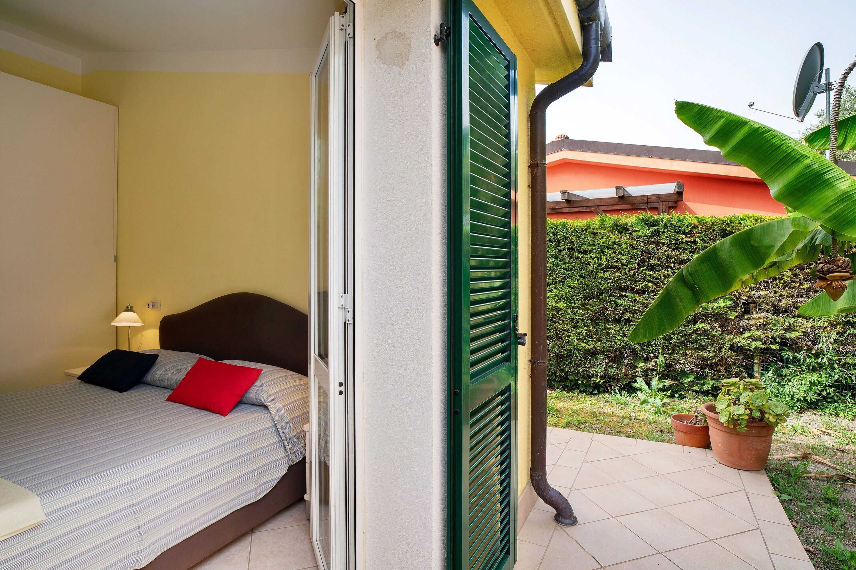 1 bedroom, bed sheets