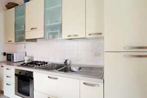Fridge, microwave, oven, stovetop - Villa 'Pairola' with Sea View, Private Garden and Air Conditioning (San Bartolomeo al Mare)