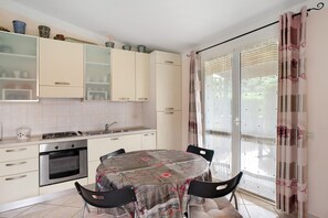 Frigorífico, microondas, horno y placa de cocina