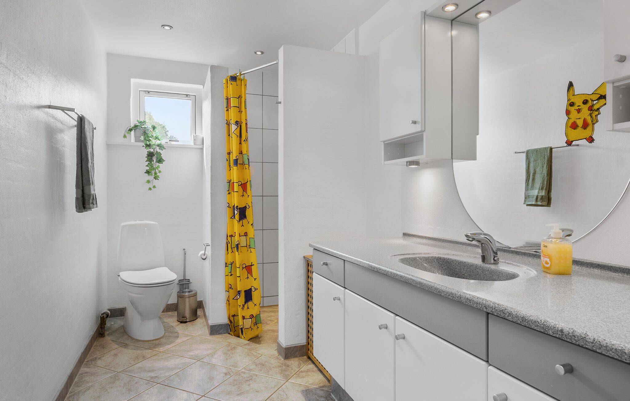 Ein modernes Badezimmer mit Toilette, Waschbecken und Dusche.