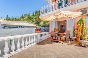 Outdoor dining - Apartment 'Maestro' with Shared Terrace, Wi-Fi and Air Conditioning (Paxos)