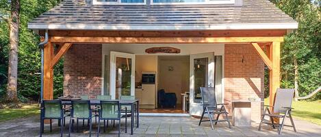 屋外ダイニングエリア