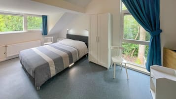 3 bedrooms, travel crib