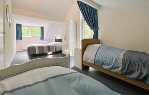 3 chambres, lit de bébé portatif