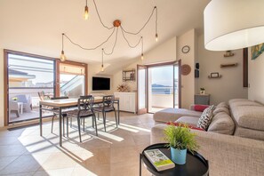 Living area - Apartment 'Clhome Elegant Rooftop with Terrace' with Terrace and Air Conditioning (Alghero)