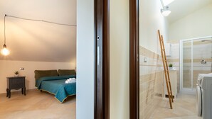 Ein Schlafzimmer mit Bett, Nachttisch und Pendelleuchte.