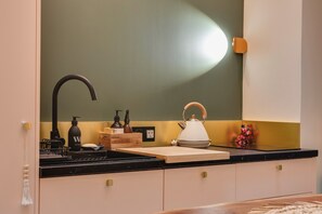 Køleskab, mikrobølgeovn, ovn, kogeplade