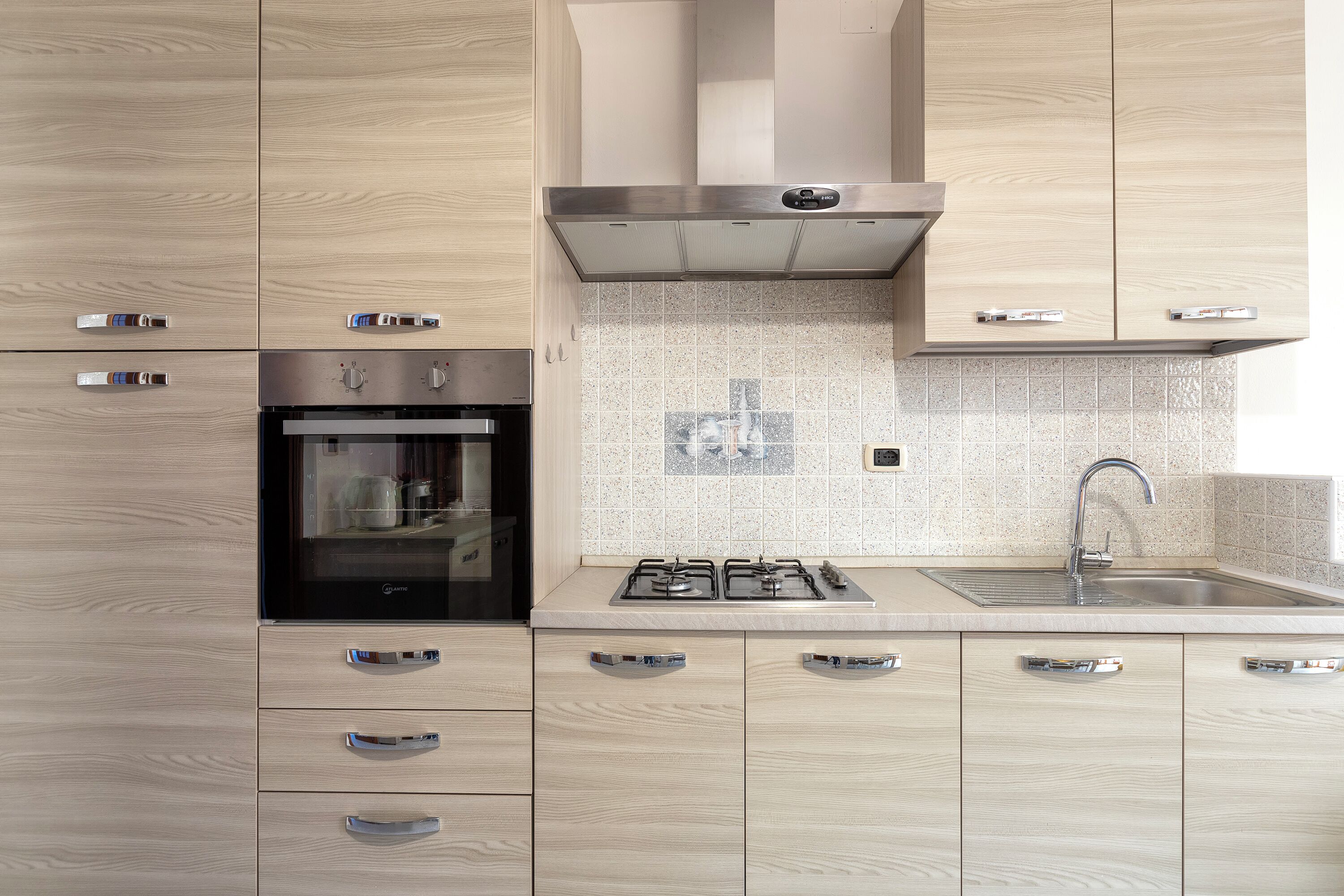 Kühlschrank, Ofen, Herdplatte, Wasserkocher mit Kaffee-/Teezubehör